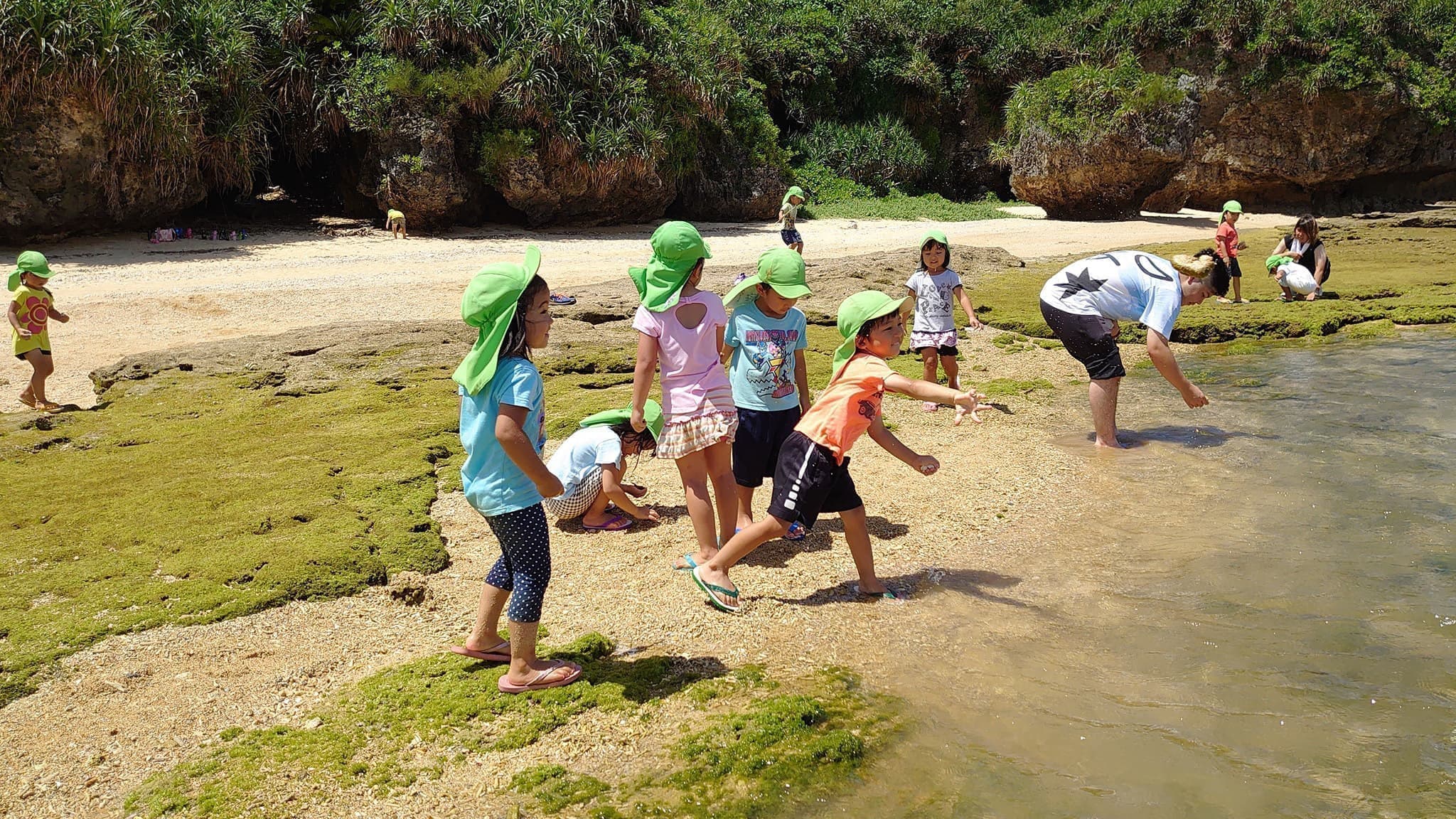 恩納村の海で遊ぶ子ども達
