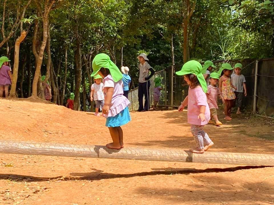 雑木林で遊ぶ子ども達