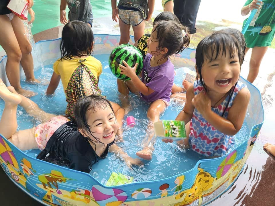プールで遊ぶ子ども達