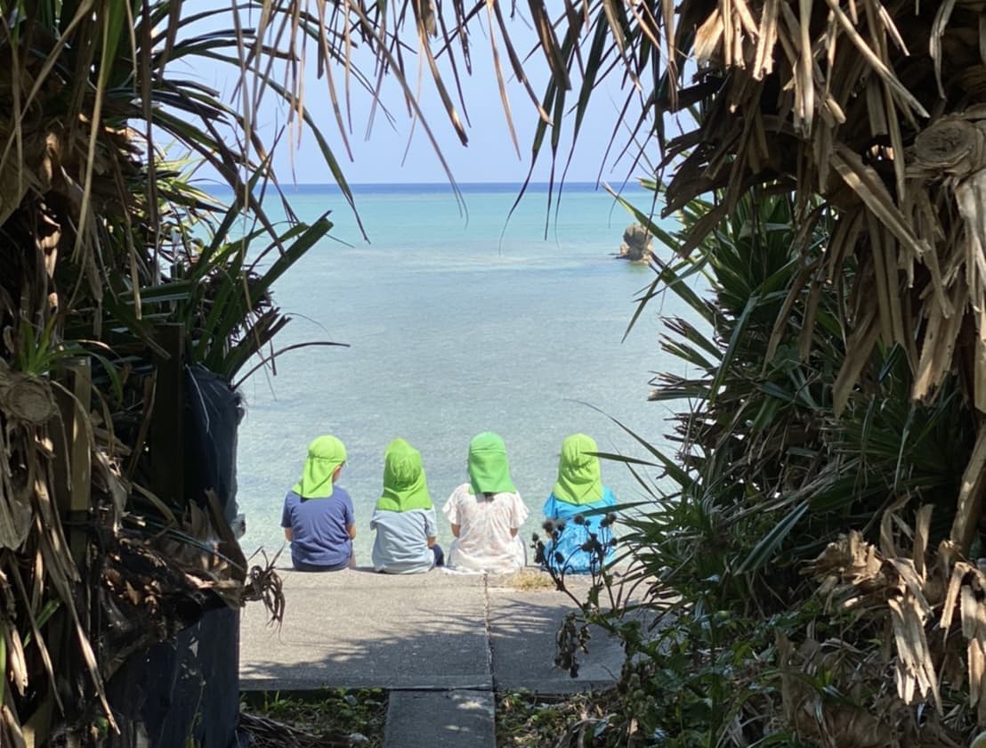 恩納村の海で遊ぶ子ども達