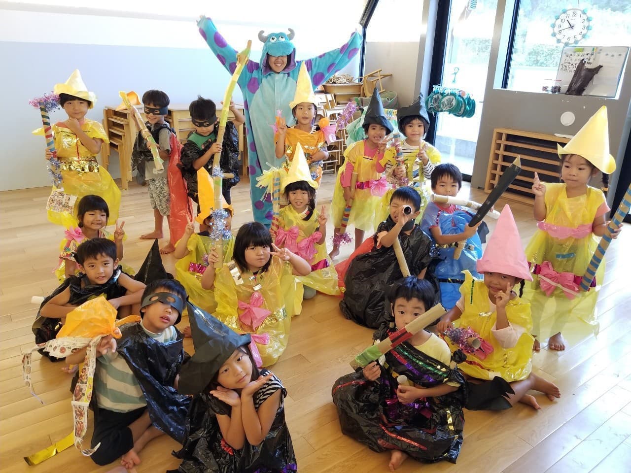 仮装をする子ども達